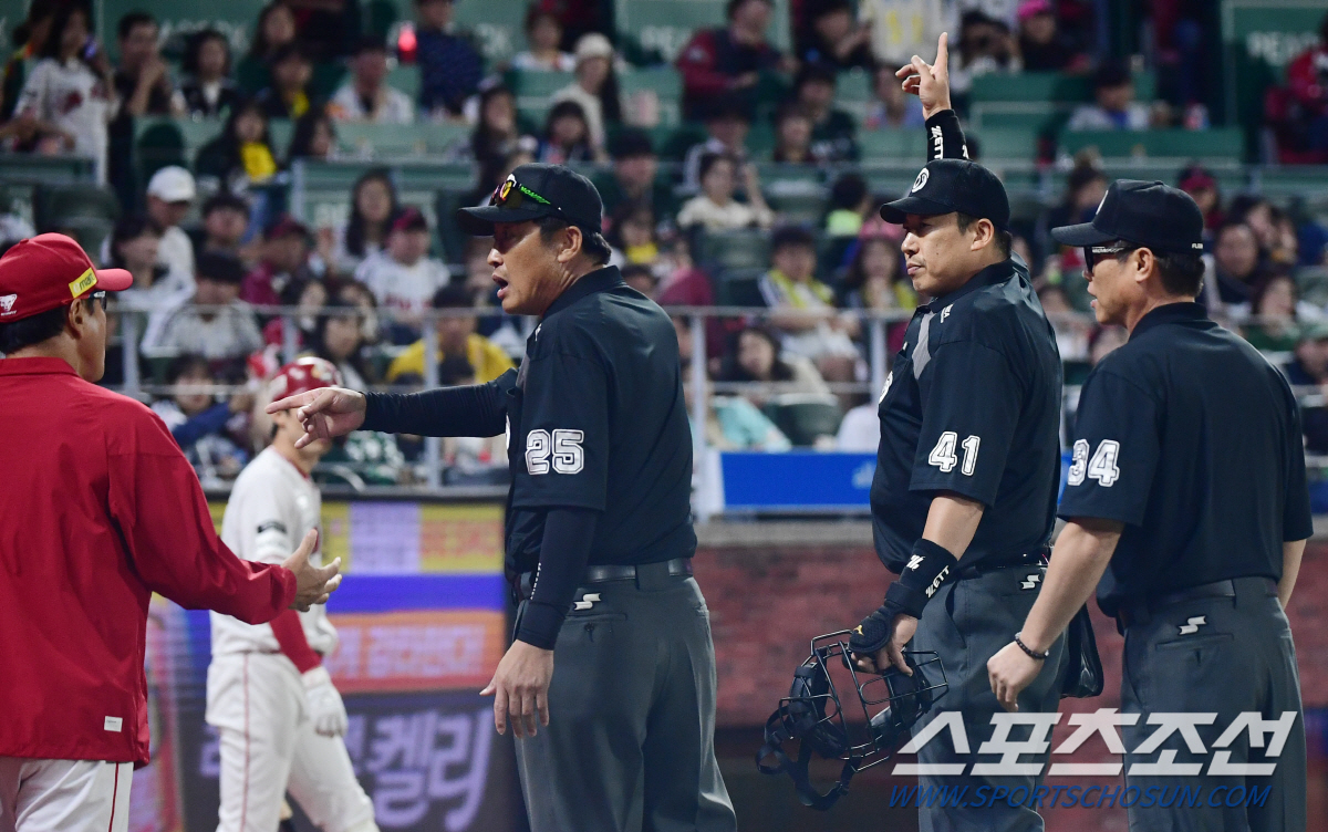 4아웃을 잡는 시대가 열린다? "룰에도 없는 야구"…최악의 경우, KS …