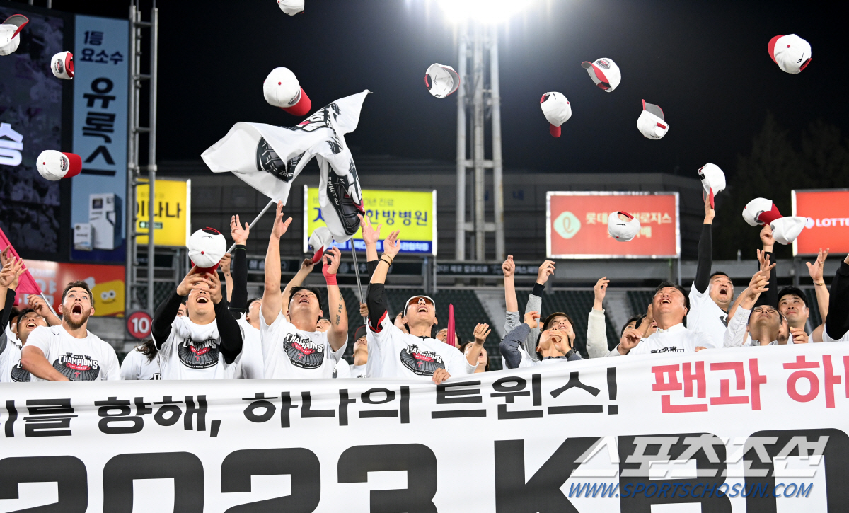'여기 사직 맞아?' 우승으로 하나된 쌍둥이들의 '승리의 노래' 떼창[부…