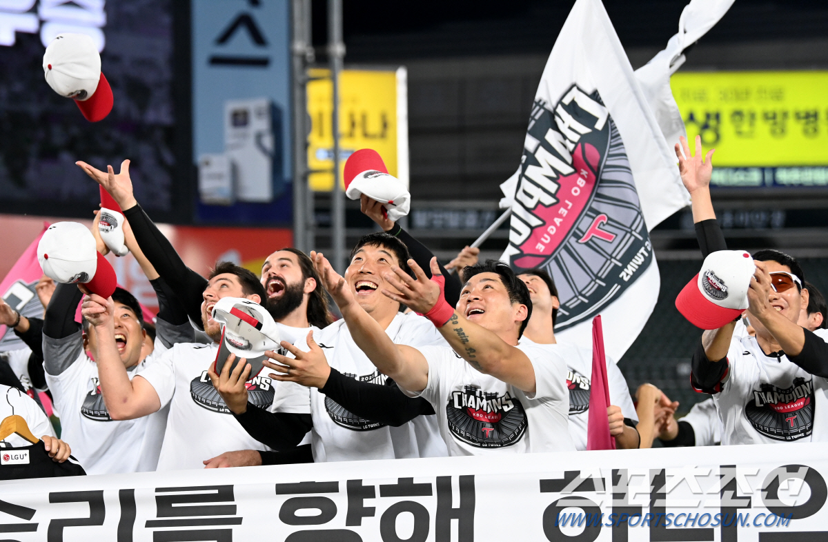 '여기 사직 맞아?' 우승으로 하나된 쌍둥이들의 '승리의 노래' 떼창[부…