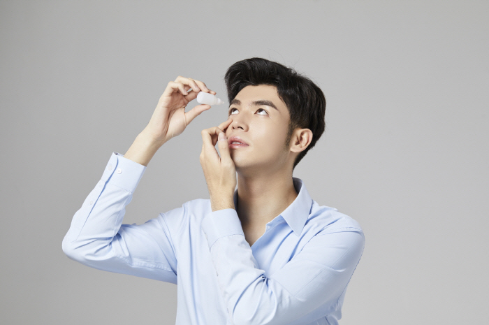 환절기 '안구건조증' 주의…적절한 인공눈물 도움