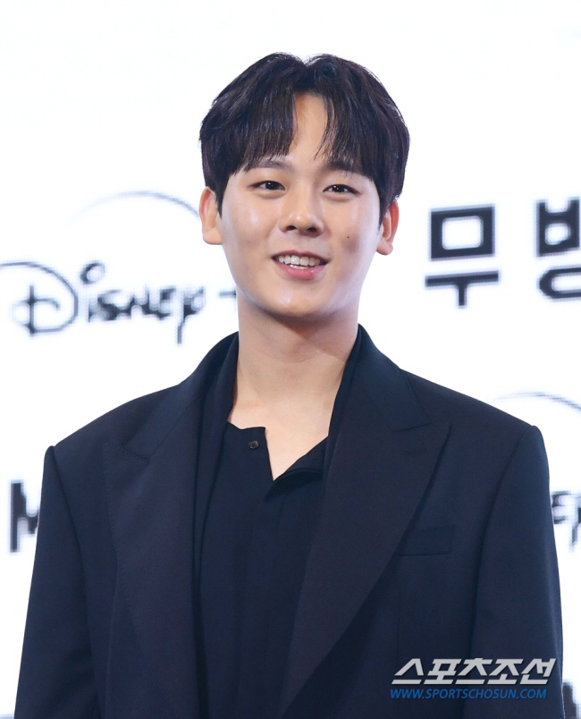 [단독] 500억 대작 '무빙' 신예 이정하, '아파트404'로 첫 예능…