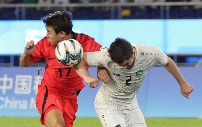 '깡패축구'우즈벡에 '소심한 복수'한 '씬스틸러', 도발 후 심판 옆으로…