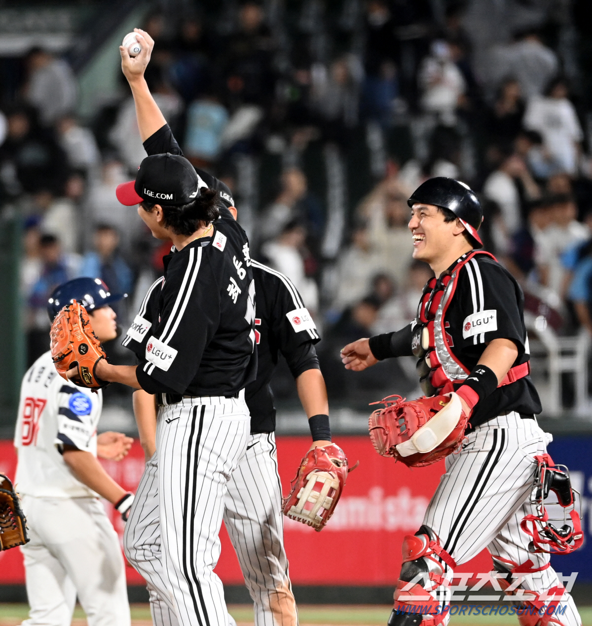 킬포가 몇 개냐. 6년만의 세이브 감격 최동환, 결승타+4안타 오지환, …