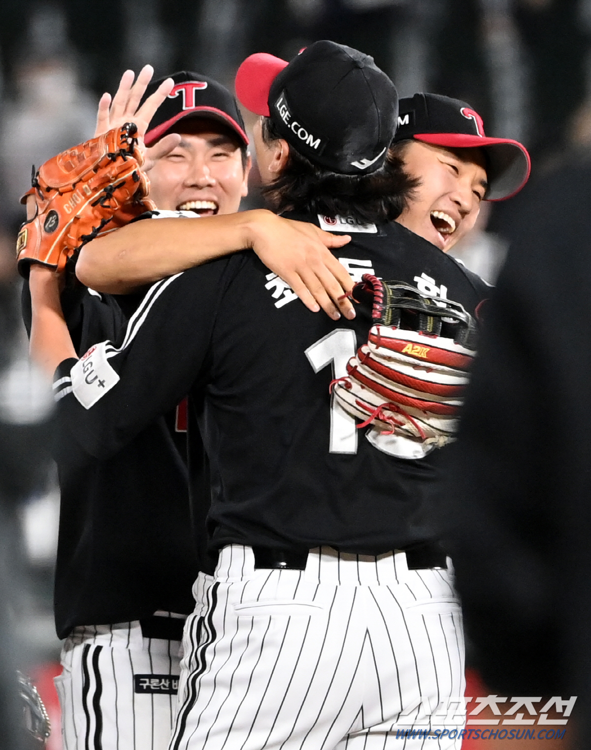 킬포가 몇 개냐. 6년만의 세이브 감격 최동환, 결승타+4안타 오지환, …