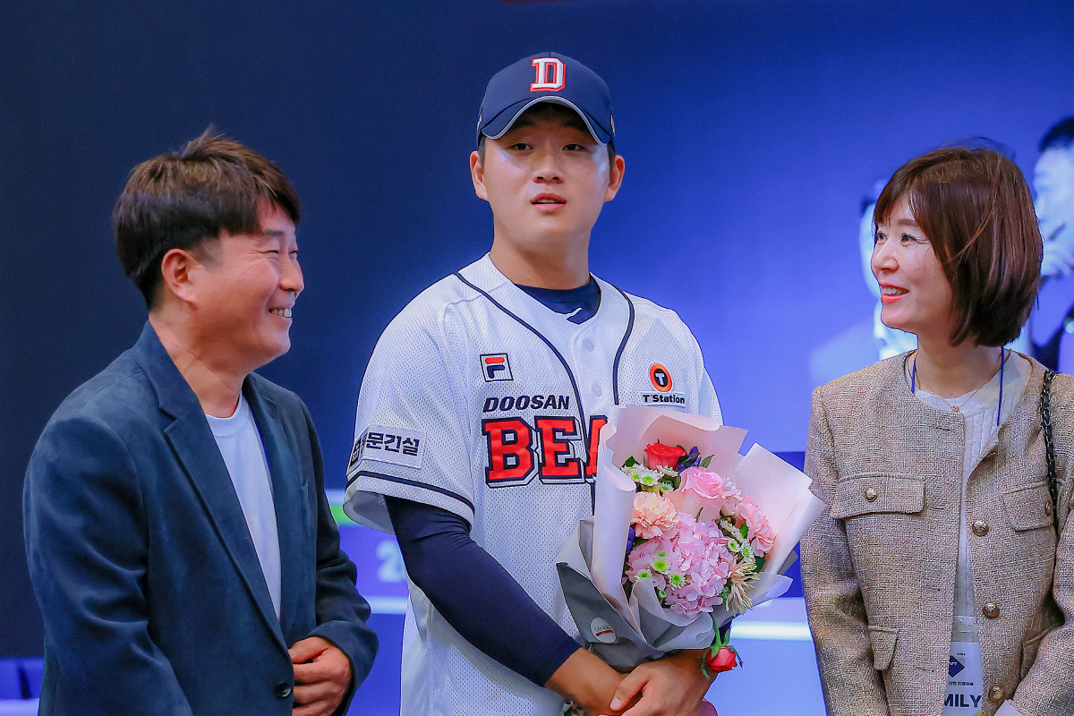 미리 맞춘 유니폼에, 시구까지… '미래의 마무리'에 대한 확실한 예우 "…
