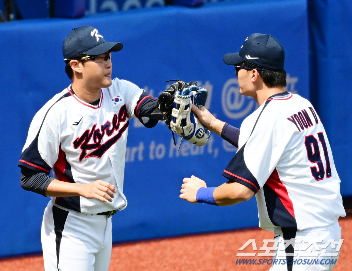 구겨진 자존심 회복! 안경에이스, 일본전 6이닝 무실점 쾌투→'최고참' …
