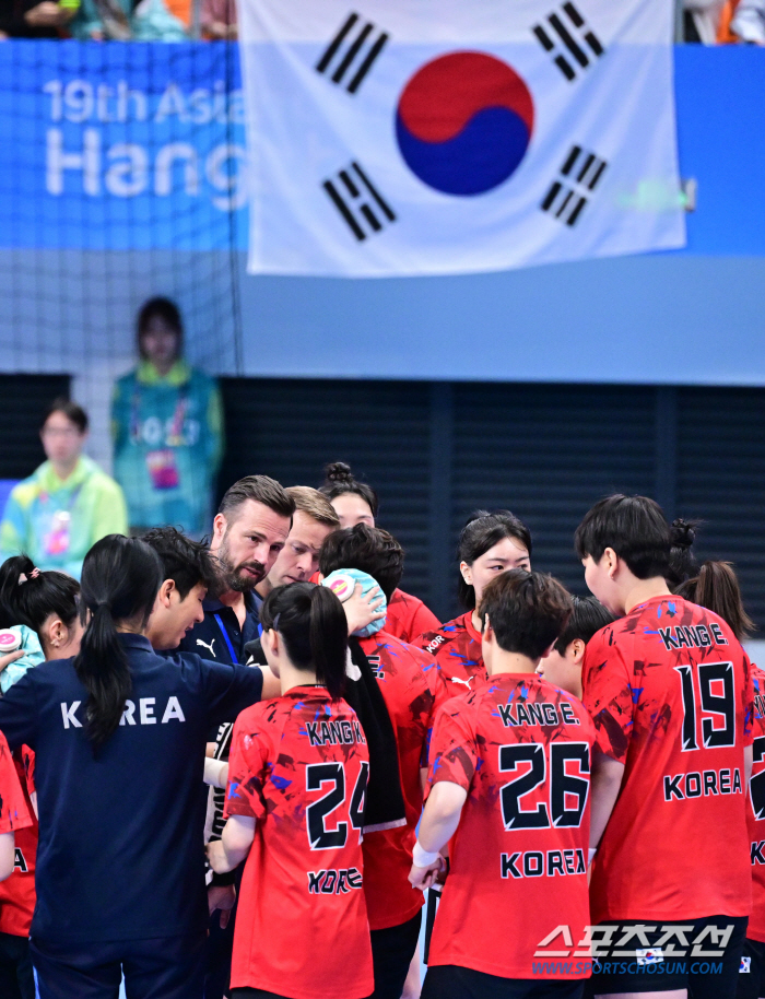 일본에 짓밟힌 한국 女핸드볼의 자존심, 결승서 참담한 경기력으로 '항저우…