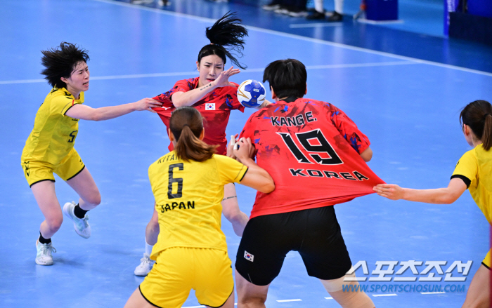 일본에 짓밟힌 한국 女핸드볼의 자존심, 결승서 참담한 경기력으로 '항저우…