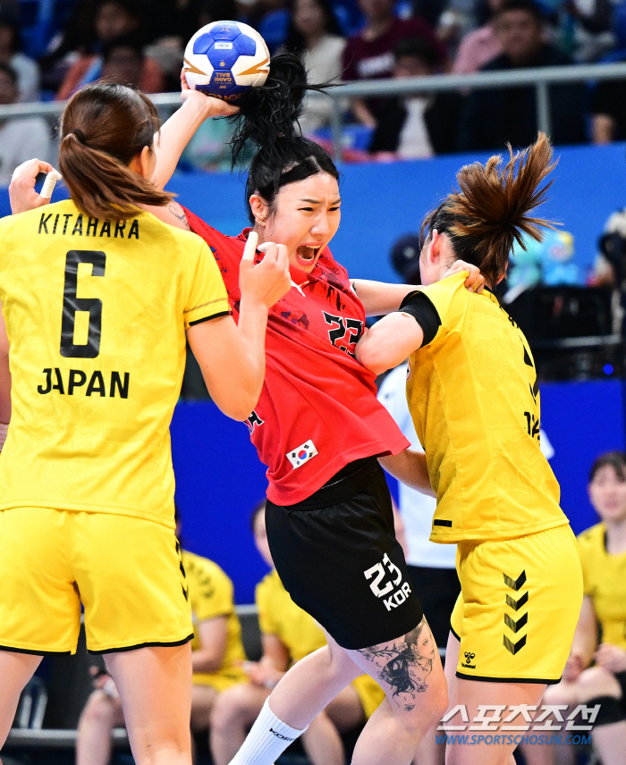 일본에 짓밟힌 한국 女핸드볼의 자존심, 결승서 참담한 경기력으로 '항저우…