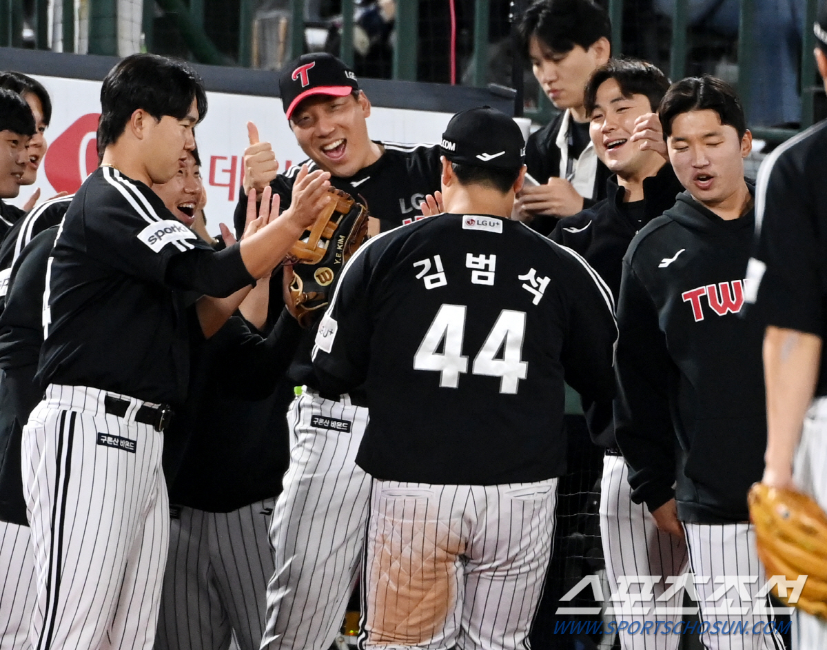 5일 부산 사직구장에서 열린 LG와 롯데의 경기, 3회말 LG 1루수 김범석이 롯데 박승욱의 땅볼때 3루수 김민성의 원바운드 송구를 받아내 이닝을 마무리한 후 동료들의 환영을 받고 있다. 부산=허상욱 기자wook@sportschosun.com/2023.10.05/