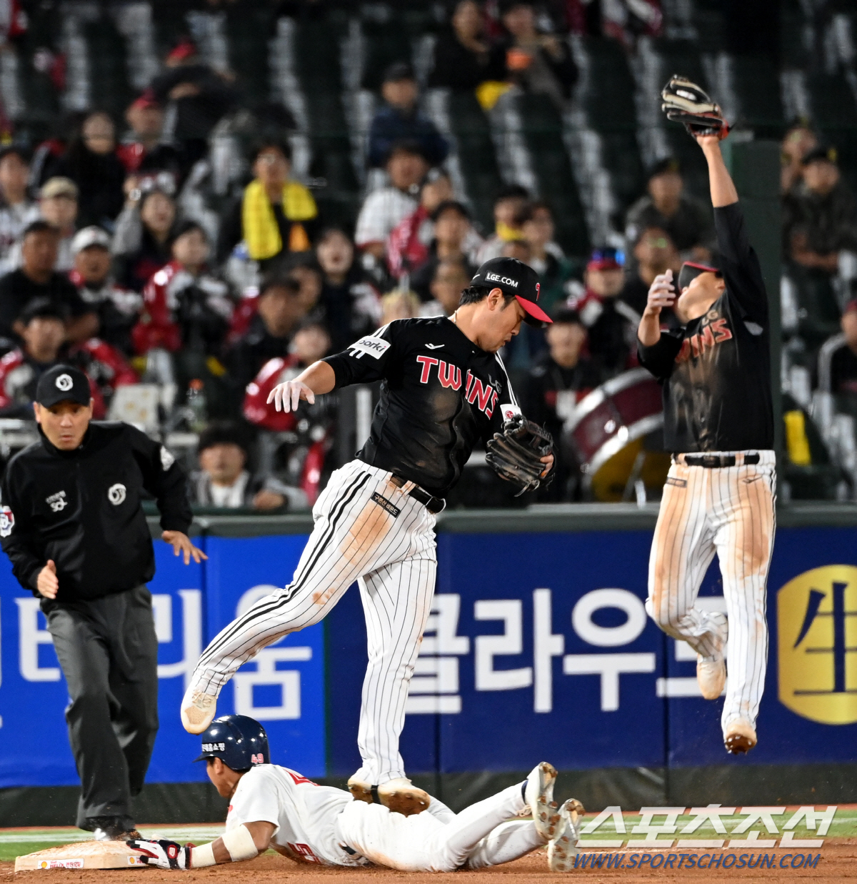 5일 부산 사직구장에서 열린 LG와 롯데의 경기, 7회말 무사 1,2루 LG 김범석이 롯데 황성빈의 번트타구를 잡아 3루로 던졌으나 뒤로 빠졌다. 정주현의 글러브를 벗어난 공을 뒤에서 잡아내는 손호영의 모습. 부산=허상욱 기자wook@sportschosun.com/2023.10.05/