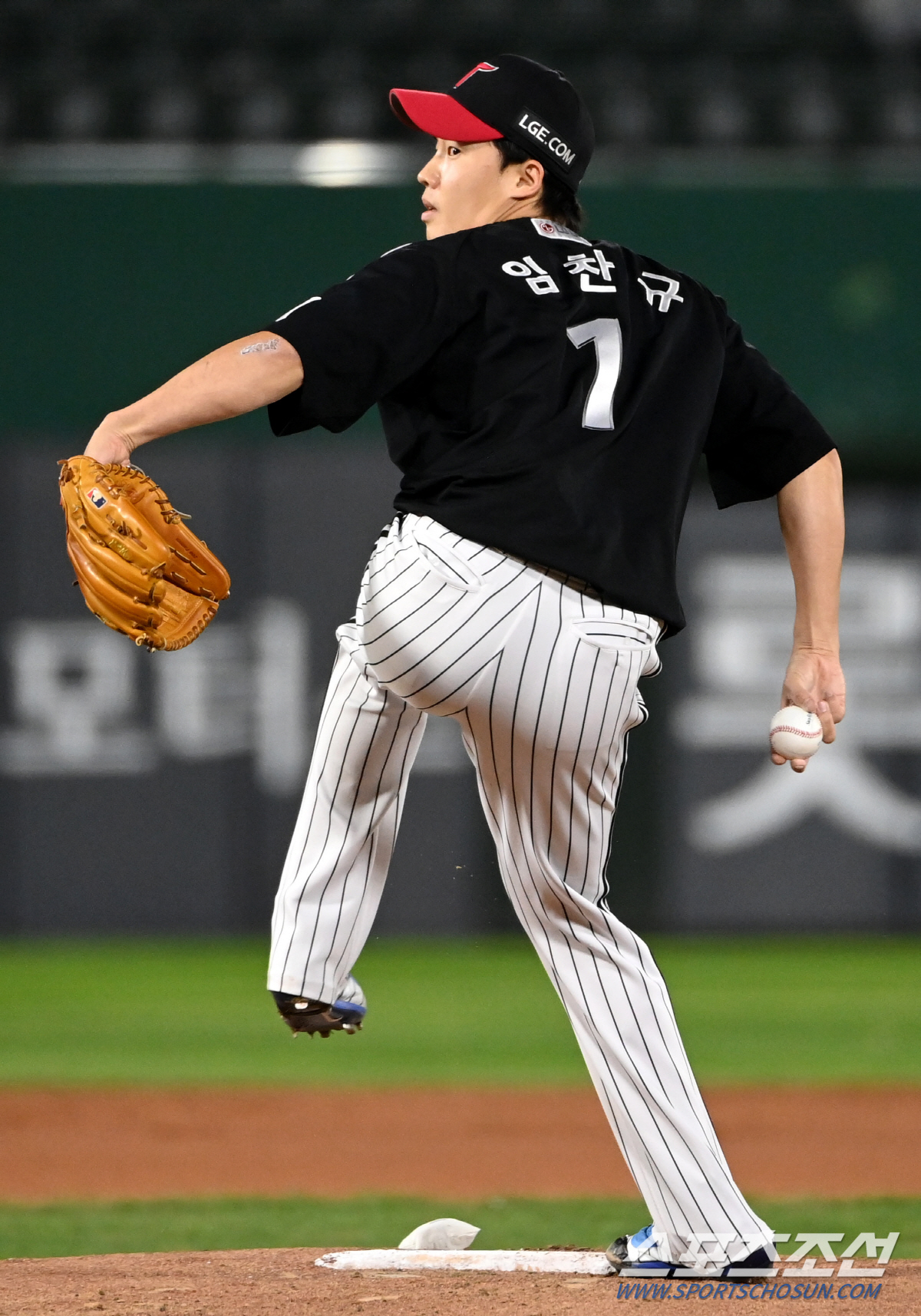 5일 부산 사직구장에서 열린 LG와 롯데의 경기, LG 선발투수 임찬규가 역투하고 있다. 부산=허상욱 기자wook@sportschosun.com/2023.10.05/