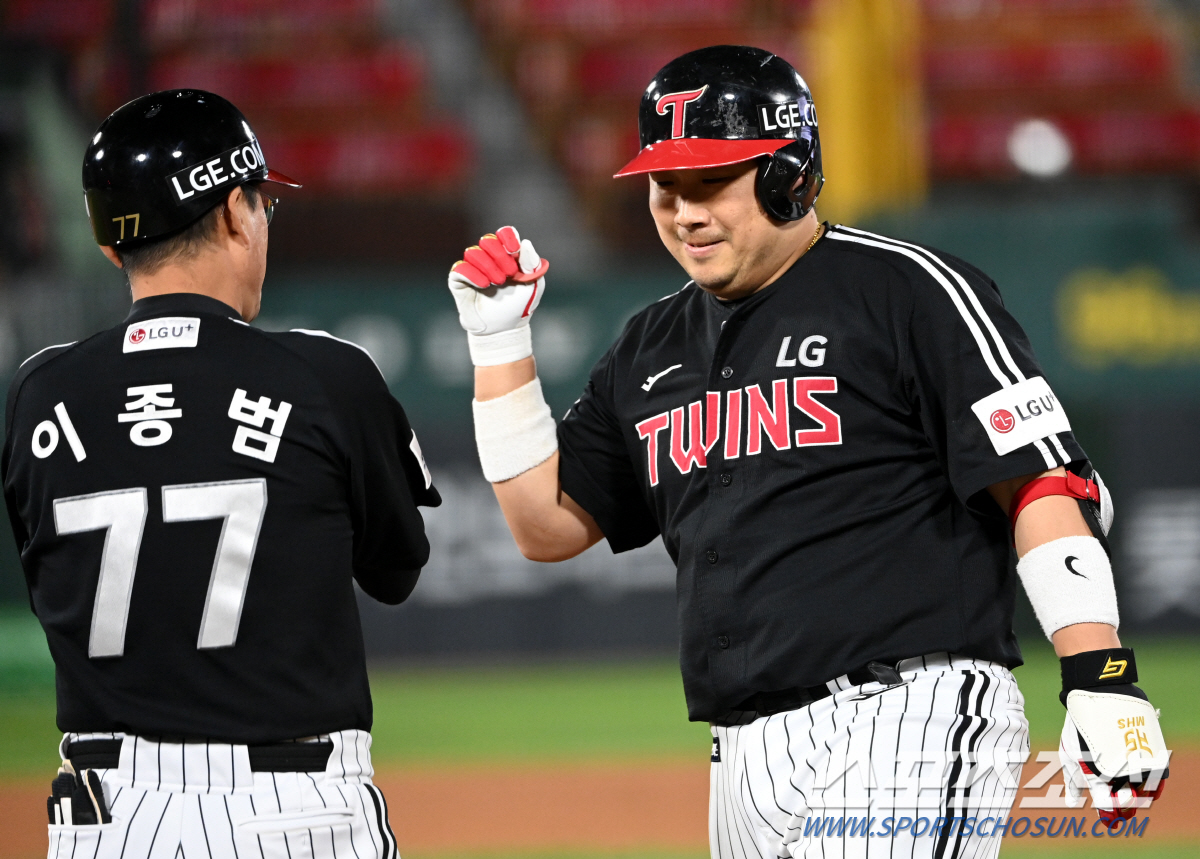 5일 부산 사직구장에서 열린 LG와 롯데의 경기, 6회초 2사 3루 LG 허도환이 1타점 적시타를 치고 기쁨을 나누고 있다. 부산=허상욱 기자wook@sportschosun.com/2023.10.05/