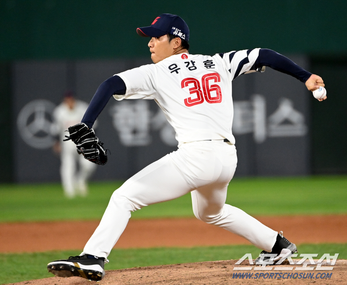 5일 부산 사직구장에서 열린 LG와 롯데의 경기, 롯데 우강훈이 역투하고 있다. 부산=허상욱 기자wook@sportschosun.com/2023.10.05/