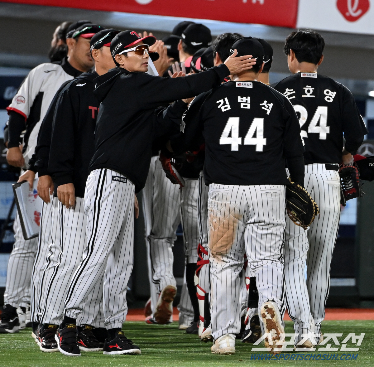 5일 부산 사직구장에서 열린 LG와 롯데의 경기, LG가 5대3으로 승리하며 3연승을 달렸다. 경기 종료 후 기쁨을 나누는 LG 선수들의 모습. 부산=허상욱 기자wook@sportschosun.com/2023.10.05/