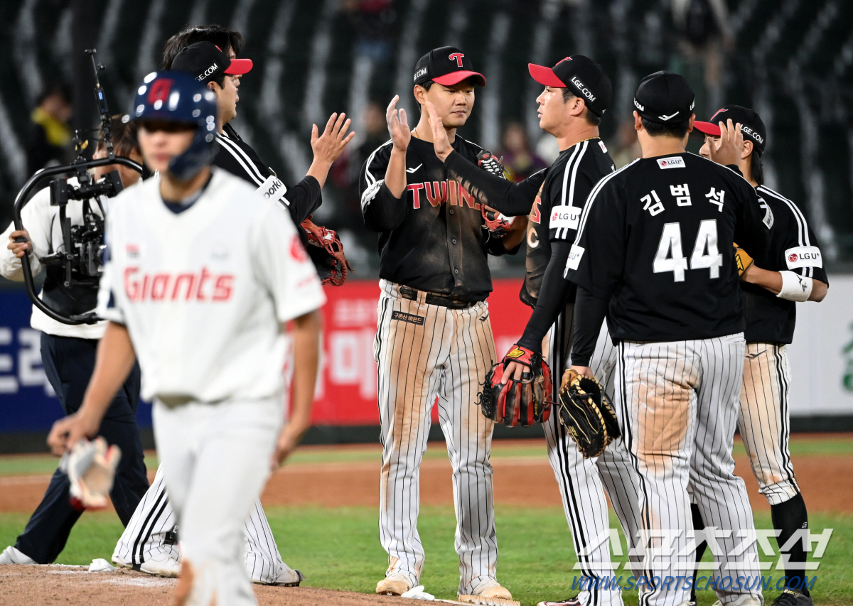 5일 부산 사직구장에서 열린 LG와 롯데의 경기, LG가 5대3으로 승리하며 3연승을 달렸다. 경기 종료 후 기쁨을 나누는 LG 선수들의 모습. 부산=허상욱 기자wook@sportschosun.com/2023.10.05/
