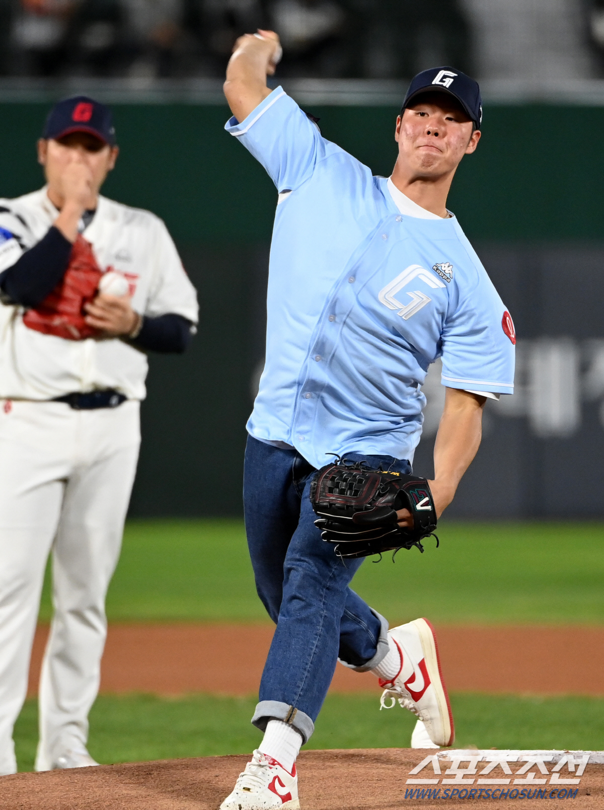 5일 부산 사직구장에서 열린 LG와 롯데의 경기, 경기 전 2024 롯데 자이언츠 1차지명 신인 전미르가 시구를 하고 있다. 부산=허상욱 기자wook@sportschosun.com/2023.10.05/