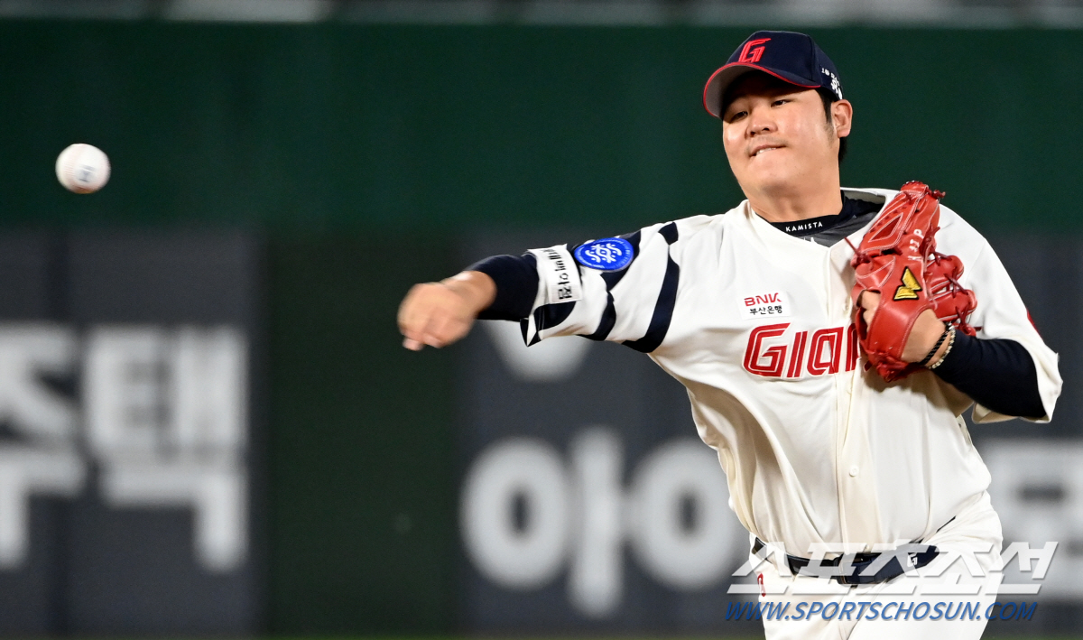 5일 부산 사직구장에서 열린 LG와 롯데의 경기, 롯데 선발투수 한현희가 역투하고 있다. 부산=허상욱 기자wook@sportschosun.com/2023.10.05/