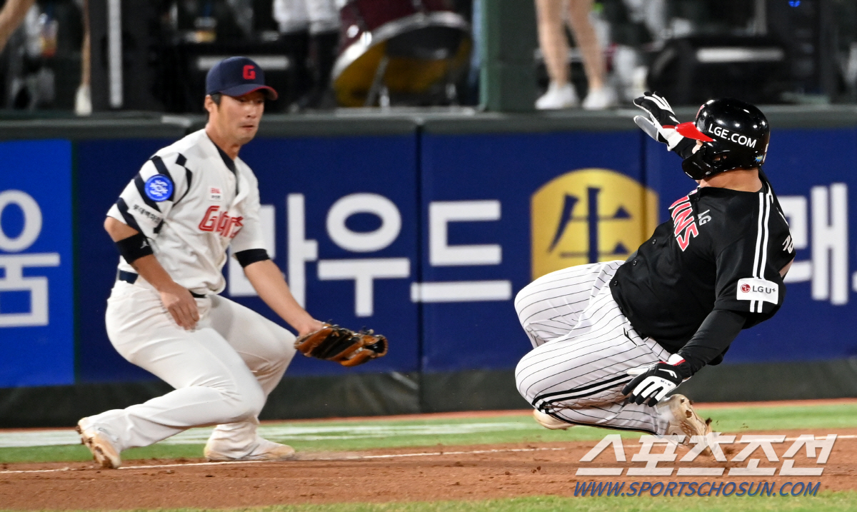 5일 부산 사직구장에서 열린 LG와 롯데의 경기, 2회초 1사 1루 LG 손호영의 안타때 1루주자 김범석이 3루로 질주해 세이프되고 있다. 부산=허상욱 기자wook@sportschosun.com/2023.10.05/