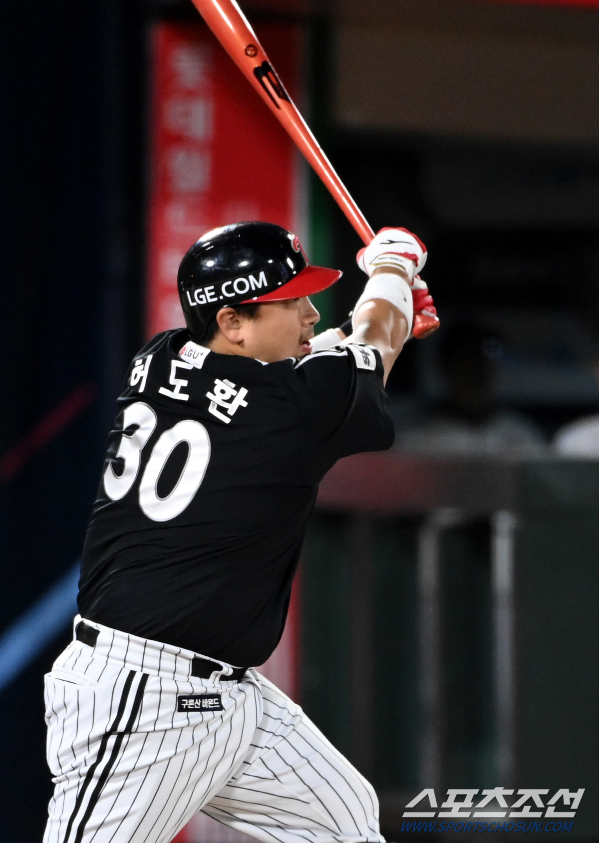 5일 부산 사직구장에서 열린 LG와 롯데의 경기, 2회초 1사 1,3루 LG 허도환이 선취 1타점 적시타를 치고 있다. 부산=허상욱 기자wook@sportschosun.com/2023.10.05/
