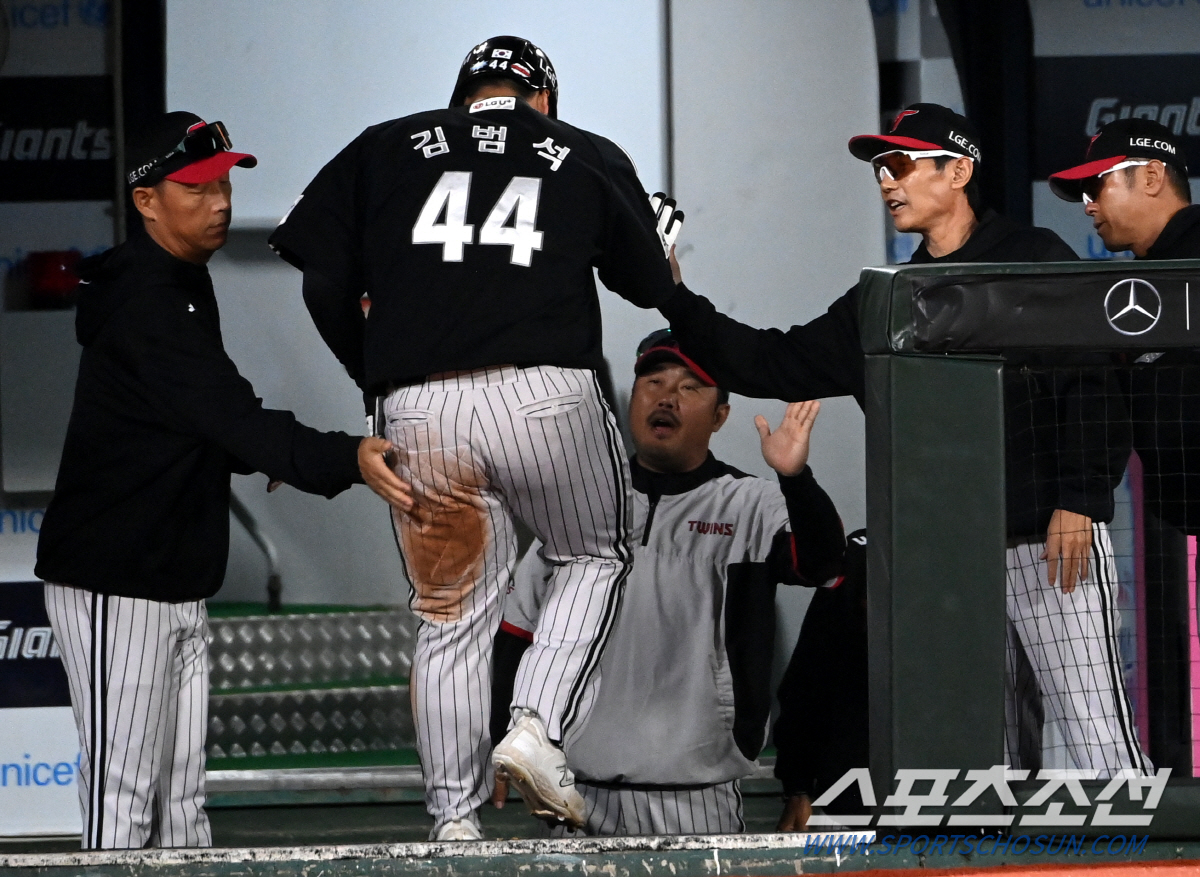 5일 부산 사직구장에서 열린 LG와 롯데의 경기, 2회초 1사 1,3루 LG 허도환의 적시타때 득점한 김범석이 염경엽 감독의 환영을 받고 있다. 부산=허상욱 기자wook@sportschosun.com/2023.10.05/