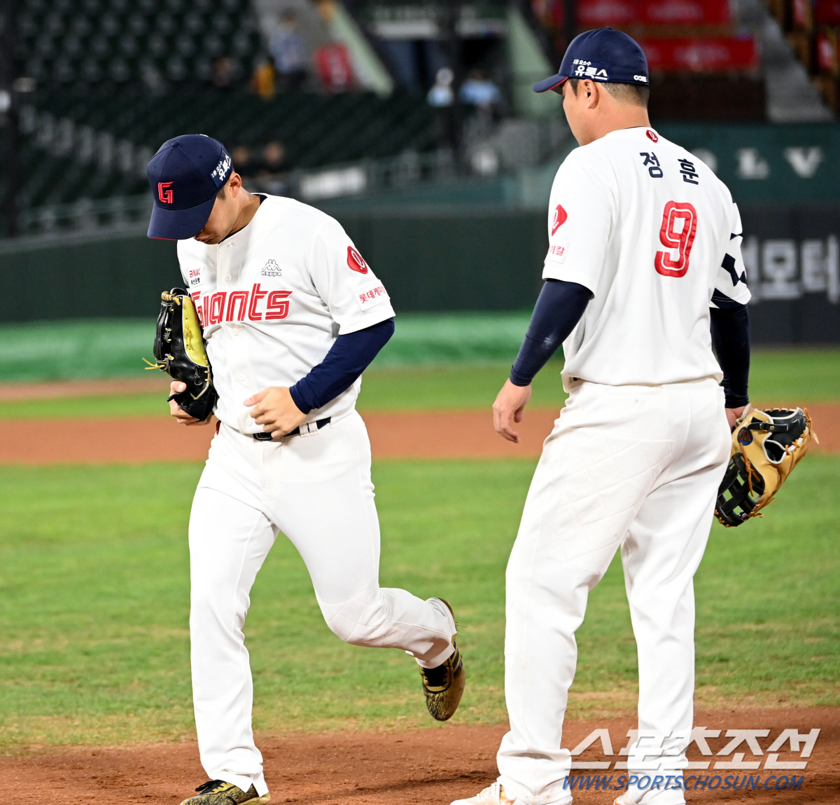 5일 부산 사직구장에서 열린 LG와 롯데의 경기, 2회초 1사 1,2루 LG 홍창기의 적시타때 송구실책을 범한 롯데 좌익수 안권수가 교체되고 있다. 부산=허상욱 기자wook@sportschosun.com/2023.10.05/