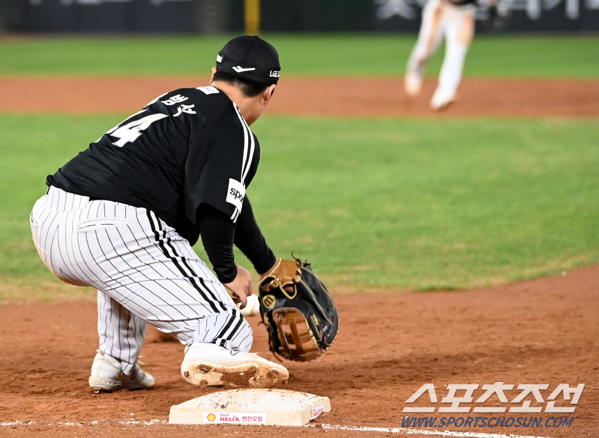 5일 부산 사직구장에서 열린 LG와 롯데의 경기, 3회말 LG 1루수 김범석이 롯데 박승욱의 땅볼타구를 잡은 3루수 김민성의 원바운드 송구를 받아내고 있다. 부산=허상욱 기자wook@sportschosun.com/2023.10.05/