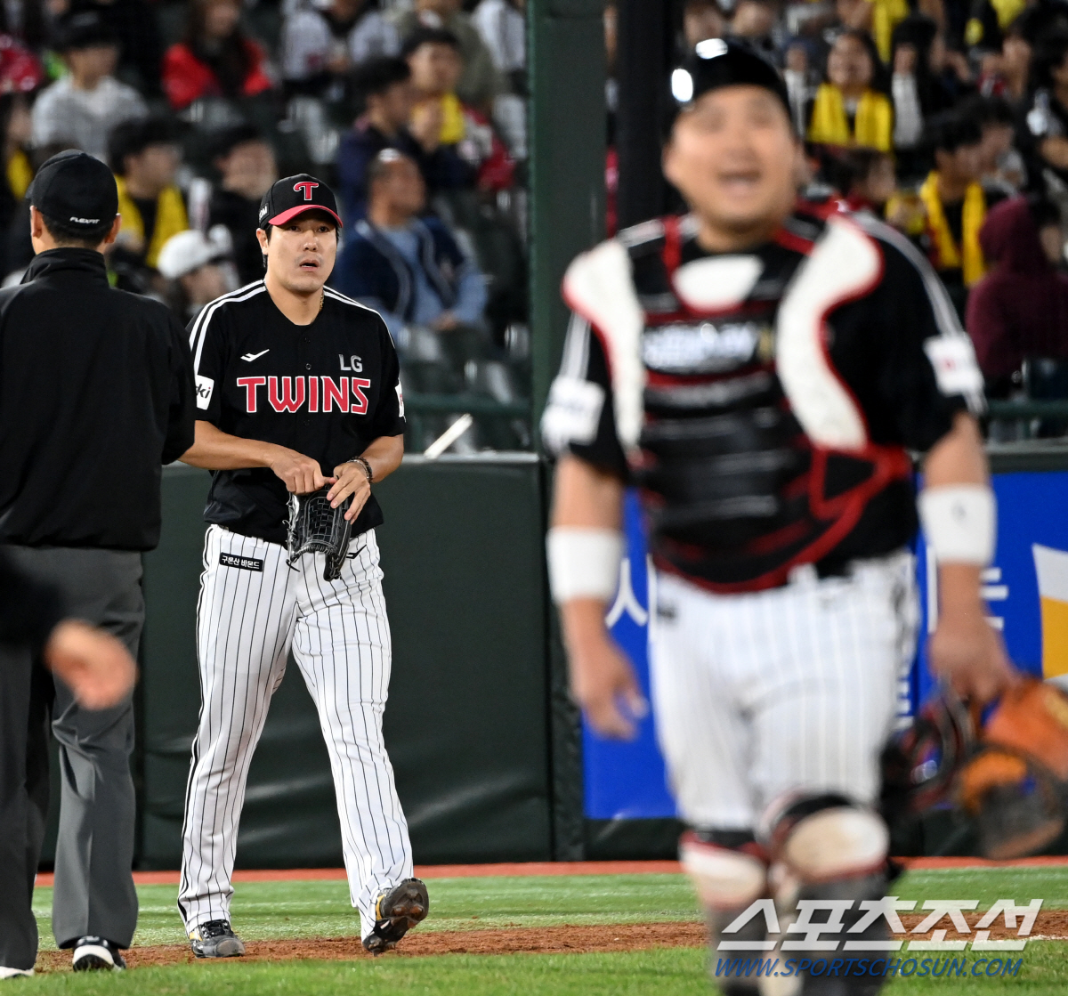 "이 한몸 바친다" 팬들과 약속 78경기로 지킨 38세 베테랑. 한국시리…