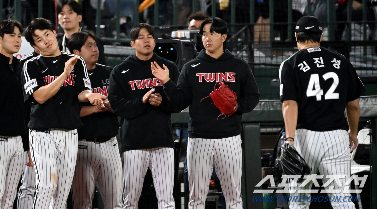 "이 한몸 바친다" 팬들과 약속 78경기로 지킨 38세 베테랑. 한국시리…