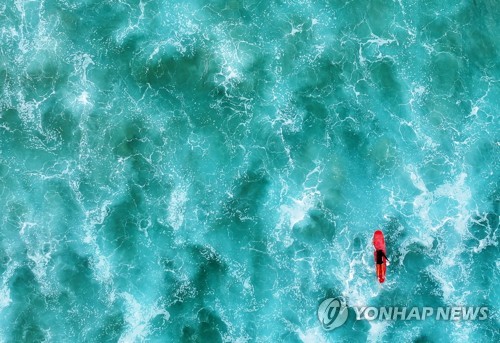 강원 양양군 죽도해변에서 서퍼들이 파도를 즐기고 있다. [사진/ 양지웅 기자]