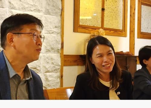 셀렉텀 노아 리조트의 주엔 응우옌 대표와 마케팅 하이랜즈 최주열 전무가 기자들의 질문에 답하고 있다. [사진/성연재 기자]
