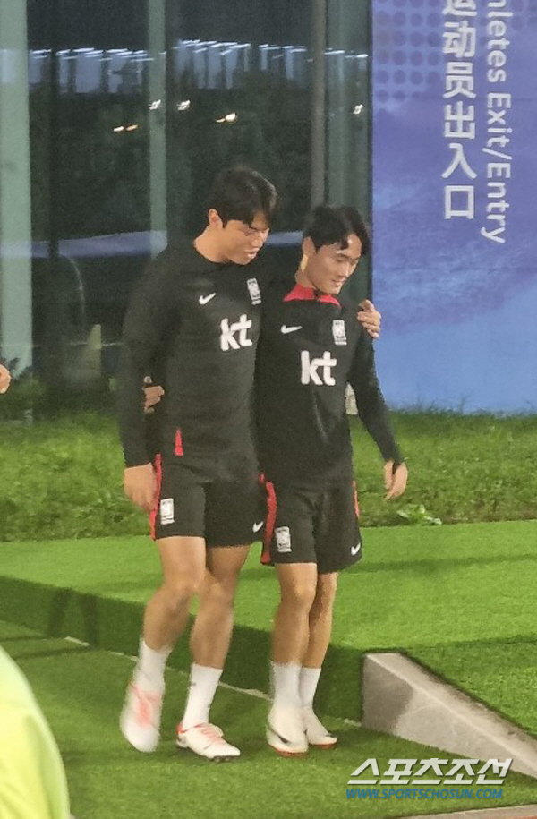 [항저우현장]황선홍호 희소식…우즈벡 태클에 쓰러진 엄원상,한일전 전날 훈…