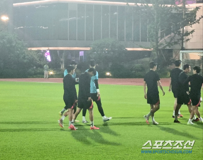 [항저우현장]황선홍호 희소식…우즈벡 태클에 쓰러진 엄원상,한일전 전날 훈…