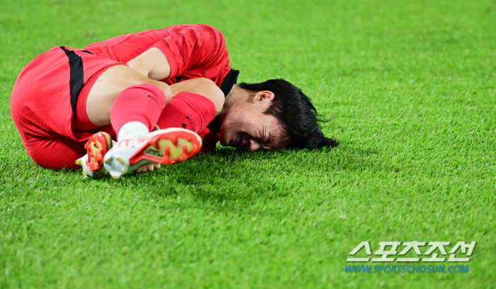 [항저우현장]황선홍호 희소식…우즈벡 태클에 쓰러진 엄원상,한일전 전날 훈…