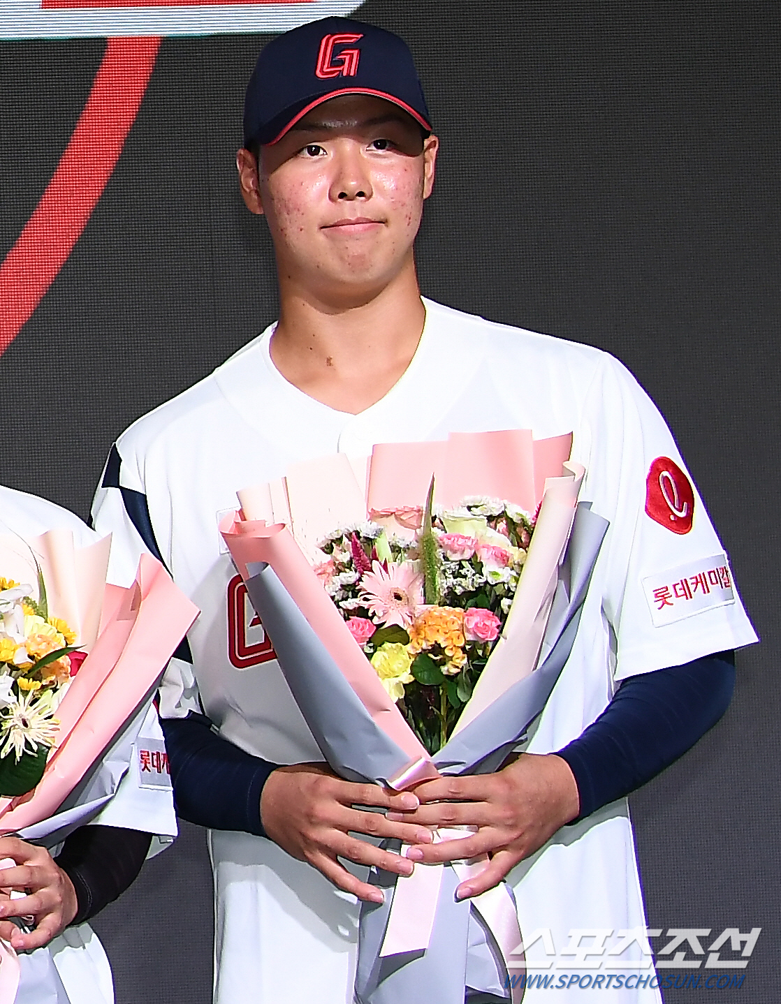 유니폼 터지는 줄... 계약금 3억원 '롯데 오타니'가 3년간 웨이트로 …