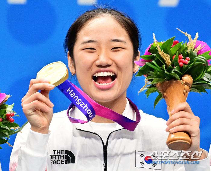 [항저우현장]'2관왕에 성큼'안세영,中허빙자오 가볍게 꺾고 29년만에 女…