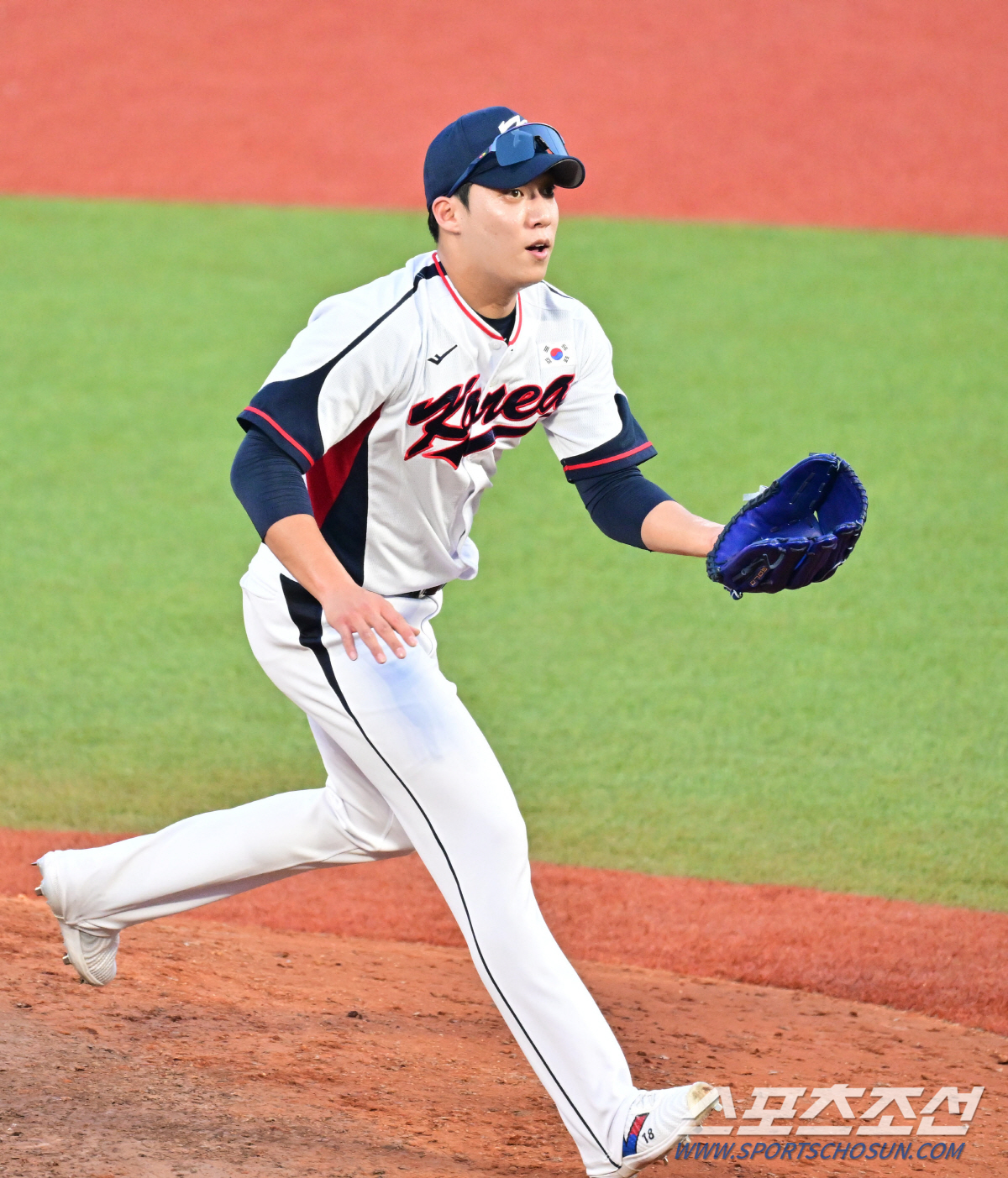 29일 오후 류중일 감독이 이끄는 항저우아시안게임 야구대표팀이 중국 항저우 샤오싱의 야구체육문화센터에서 훈련을 했다. 수비 훈련을 하고 있는 원태인. 항저우(중국)=송정헌 기자songs@sportschosun.com/2023.09.29/