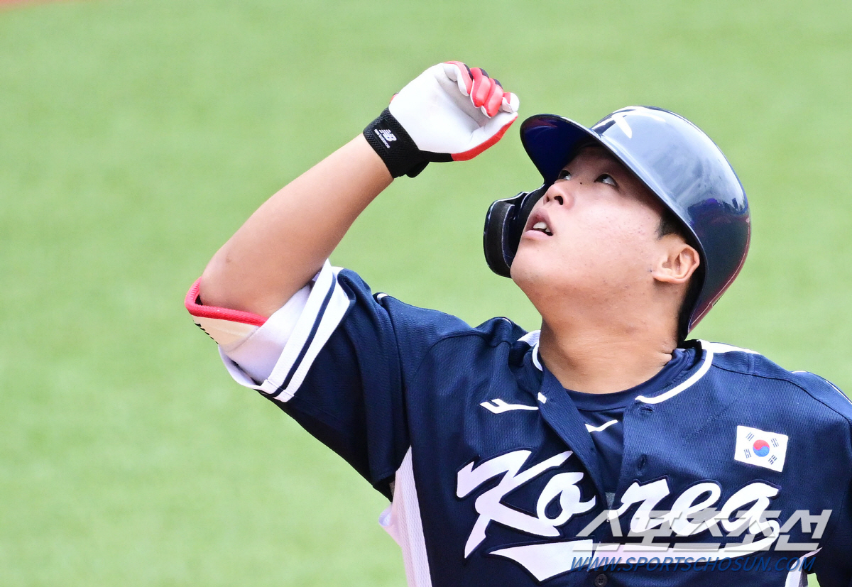 '국대 첫 홈런' 울컥한 강백호 "항상 부담스럽고 어려웠다"…침묵 흐른 …