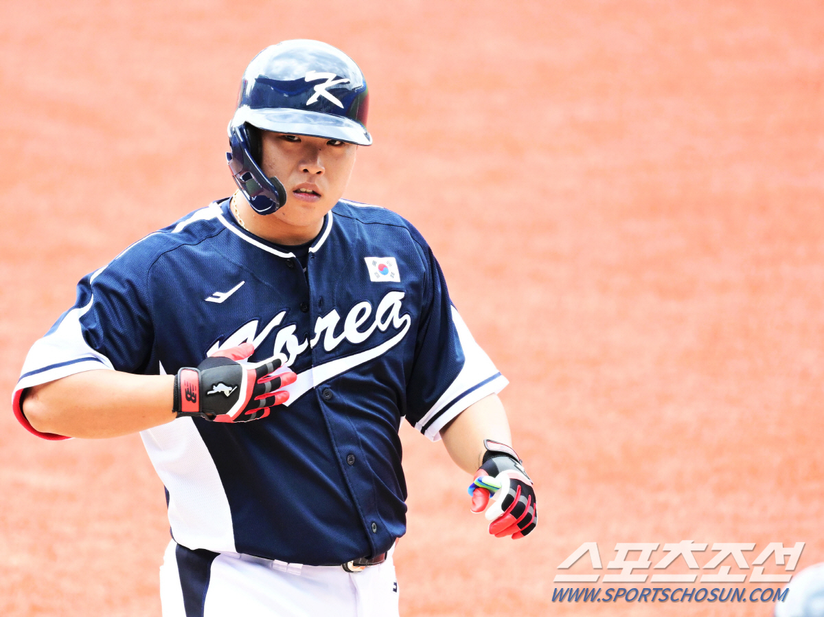 '국대 첫 홈런' 울컥한 강백호 "항상 부담스럽고 어려웠다"…침묵 흐른 …