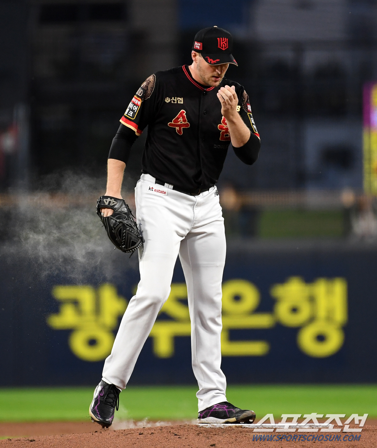 'LG킬러'의 심상치 않은 경기 중 강판, "보호차원"이라지만 가을야구 …