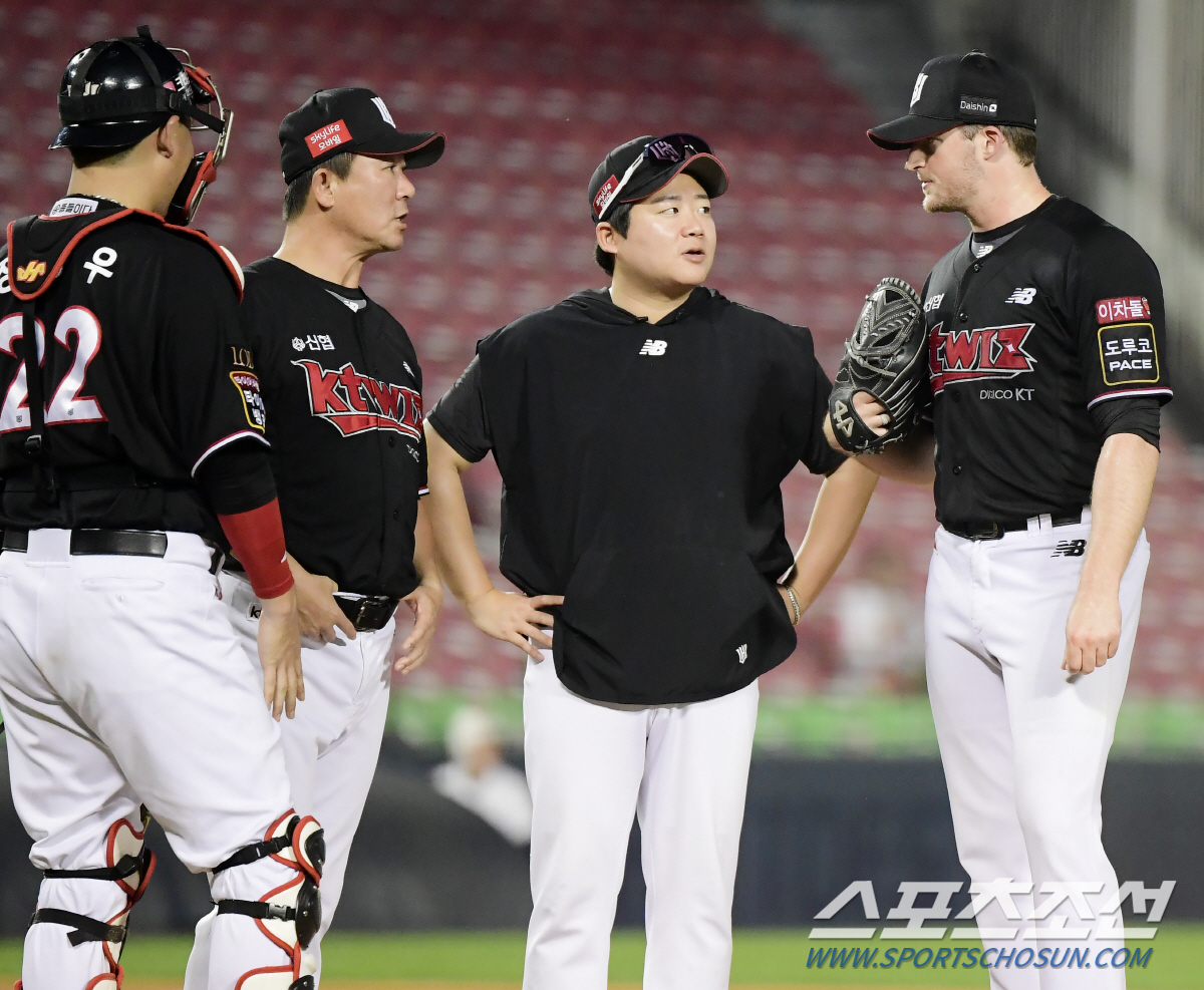 'LG킬러'의 심상치 않은 경기 중 강판, "보호차원"이라지만 가을야구 …