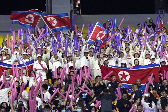 [항저우현장]'무너진 북한 축구' 여자팀도 일본에 무릎…결승서 1대4 참…