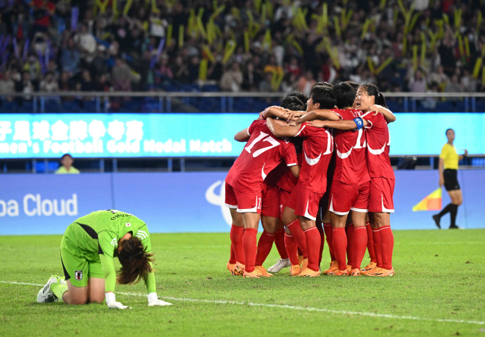 [항저우현장]'무너진 북한 축구' 여자팀도 일본에 무릎…결승서 1대4 참…