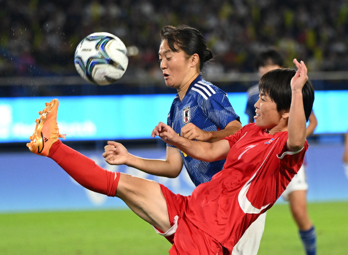 [항저우현장]'무너진 북한 축구' 여자팀도 일본에 무릎…결승서 1대4 참…