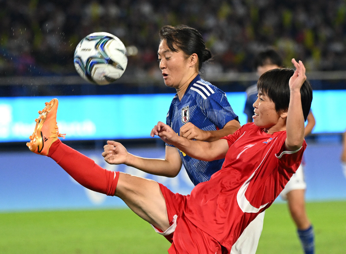 [항저우현장]'무너진 북한 축구' 여자팀도 일본에 무릎…결승서 1대4 참…