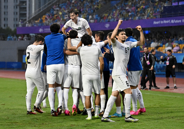 [항저우ON]'깡패축구 논란'우즈벡, 홍콩 4대0 꺾고 동메달 획득