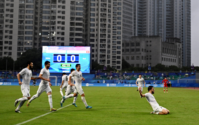 [항저우ON]'깡패축구 논란'우즈벡, 홍콩 4대0 꺾고 동메달 획득