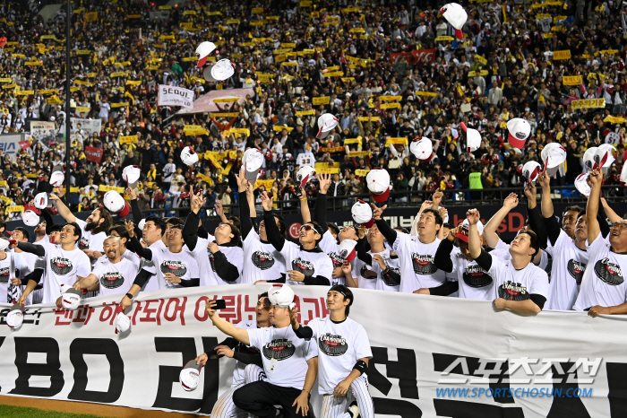 'LG 팬들 한 풀었다' 안방에서 펼쳐진 우승 세리머니, 잠실벌에 울려퍼…