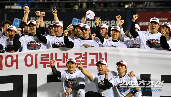 'LG 팬들 한 풀었다' 안방에서 펼쳐진 우승 세리머니, 잠실벌에 울려퍼…