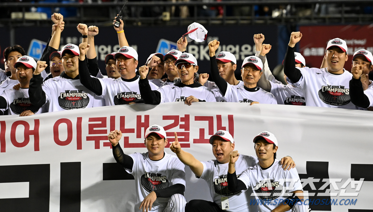 'LG 팬들 한 풀었다' 안방에서 펼쳐진 우승 세리머니, 잠실벌에 울려퍼…
